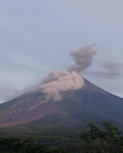 Gunung Semeru Kembali Luncurkan Awan Panas Guguran