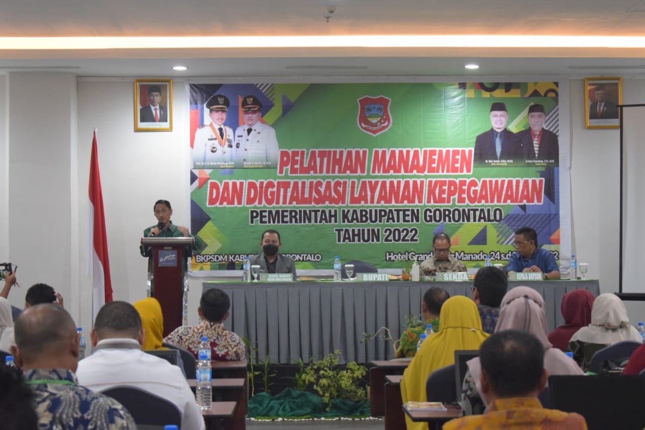 Bupati Kabupaten Gorontalo Nelson Pomalingo Saat Menutup Kegiatan Pelatihan Manajemen dan Digitalisasi Layanan Kepegawaian