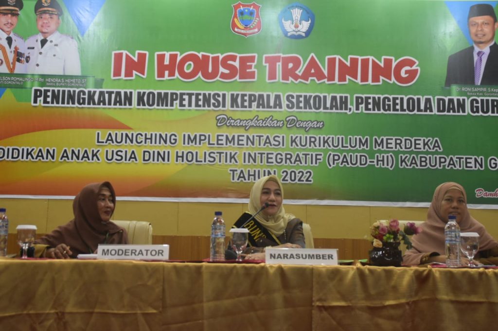 Fory Naway, saat menghadiri sekaligus menjadi pemateri pada giat In House Training