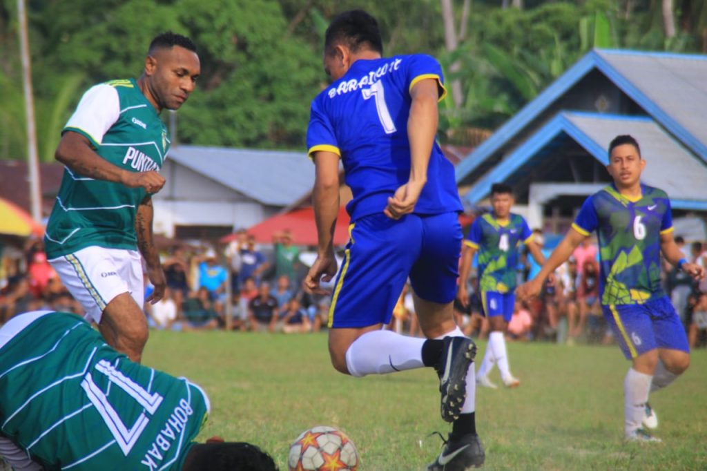 Nampak Tibo Saling Berhadapan Berebut Bola Bersama Pemain Baraiko FC