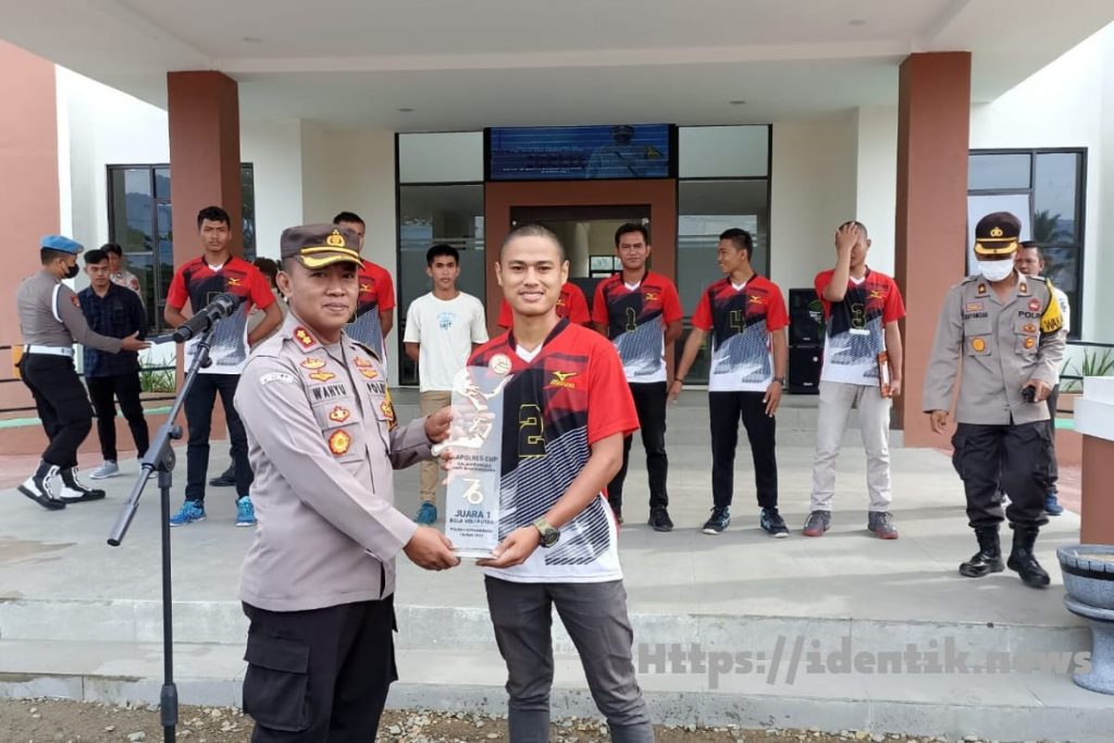 Kapolres Bolmut AKBP Wahyu Purwidiarso menerima piala juara satu dari Tim M3 Polres Bolmut