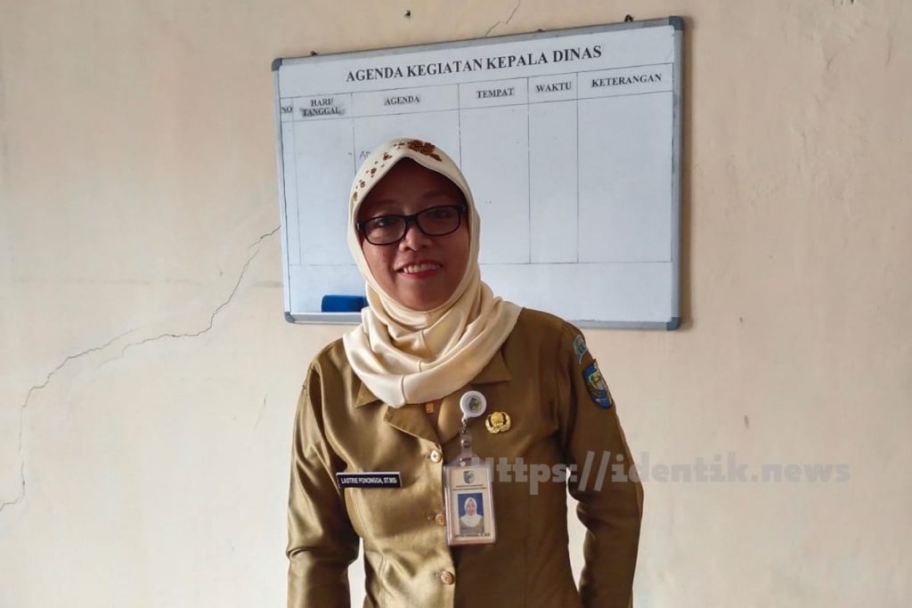 Kabid Perdagangan Disperdaginkop dan UKM kabupaten Bolmut, Lastrie Ponongoa saat menerangkan Retribusi Parkir di Pasar