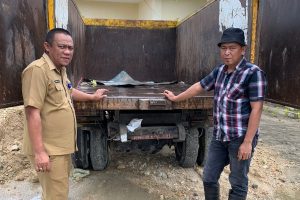 Tanggapi Keluhan Masyarakat, Rafiq Pangau Bantu Perbaikan Mobil Pengangkut Sampah