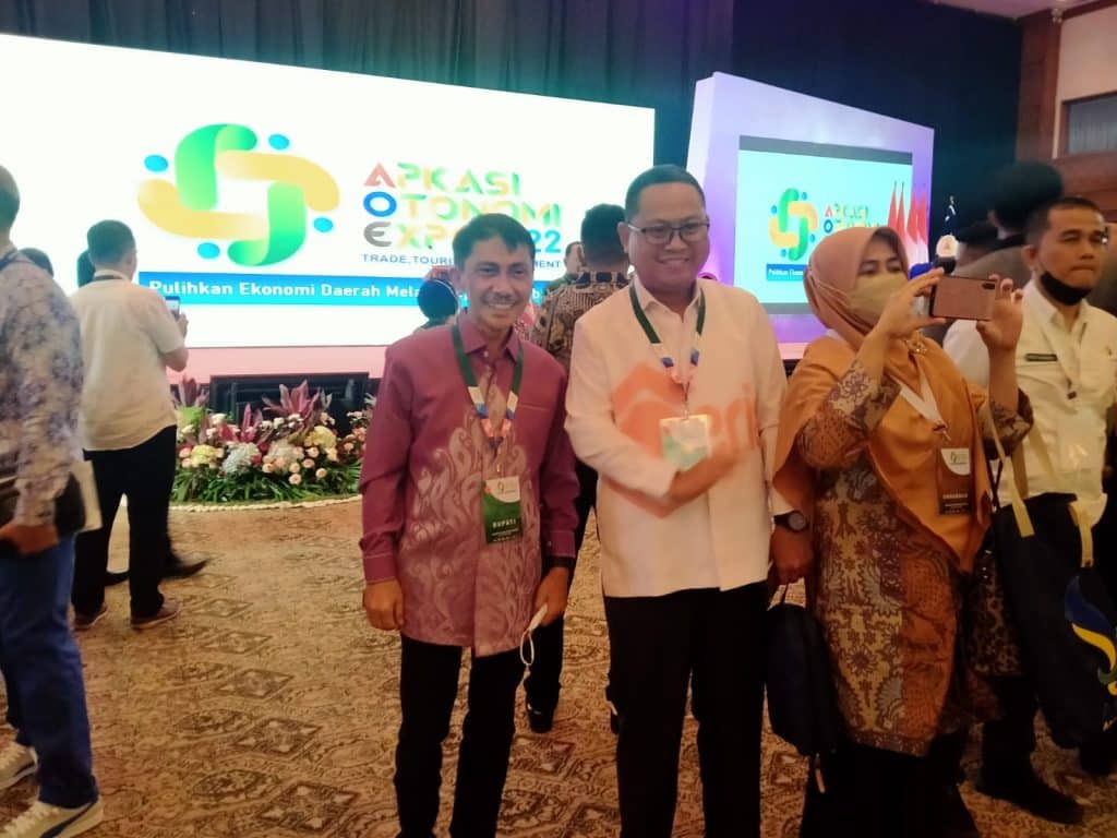 Bupati Nelson Pomalingo bersama Bupati Gorut saat menghadiri kegiatan Apkasi Otonomi Expo