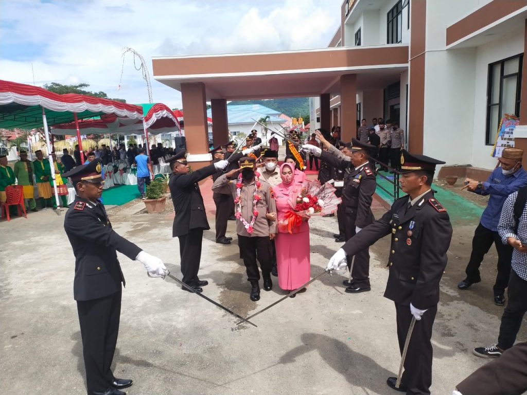 AKBP Wahyu Purwidiarso Bersama Isteri Saat Meninggalkan Mapolres Bolmut