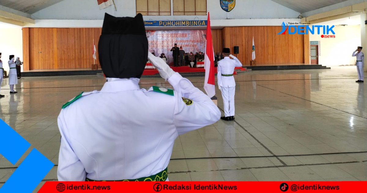 Depri Pontoh Secara Resmi Mengukuhkan Personil Paskibraka Tingkat Kabupaten Bolmut