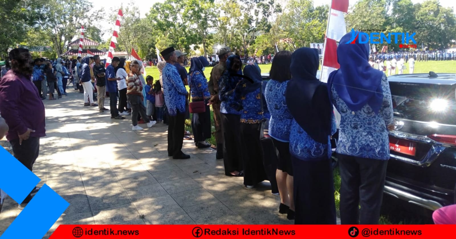Nampak sejumlah ASN yang memilih berdiri di trotoar saat sedang berlangsungnya upacara HUT RI ke-77 di Kabupaten Bolmut