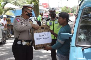 Peringati HUT Lantas ke 67, Polres Bolmut Bagikan Bantuan Kepada Masyarakat