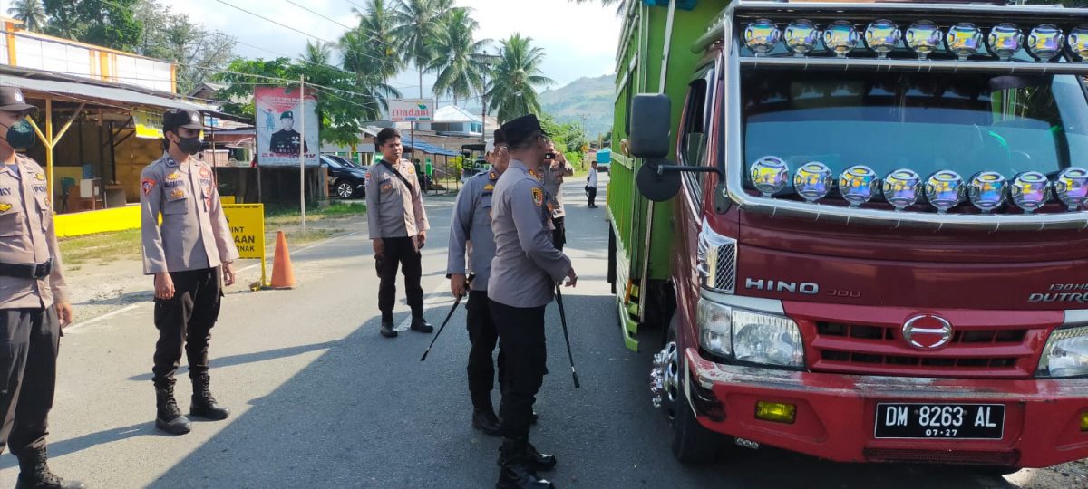 Kapolres Bolmut AKBP Areis Aminnulla Saat Melakukan Pengecekan Lalulintas di Perbatasan Sulut-Gorontalo