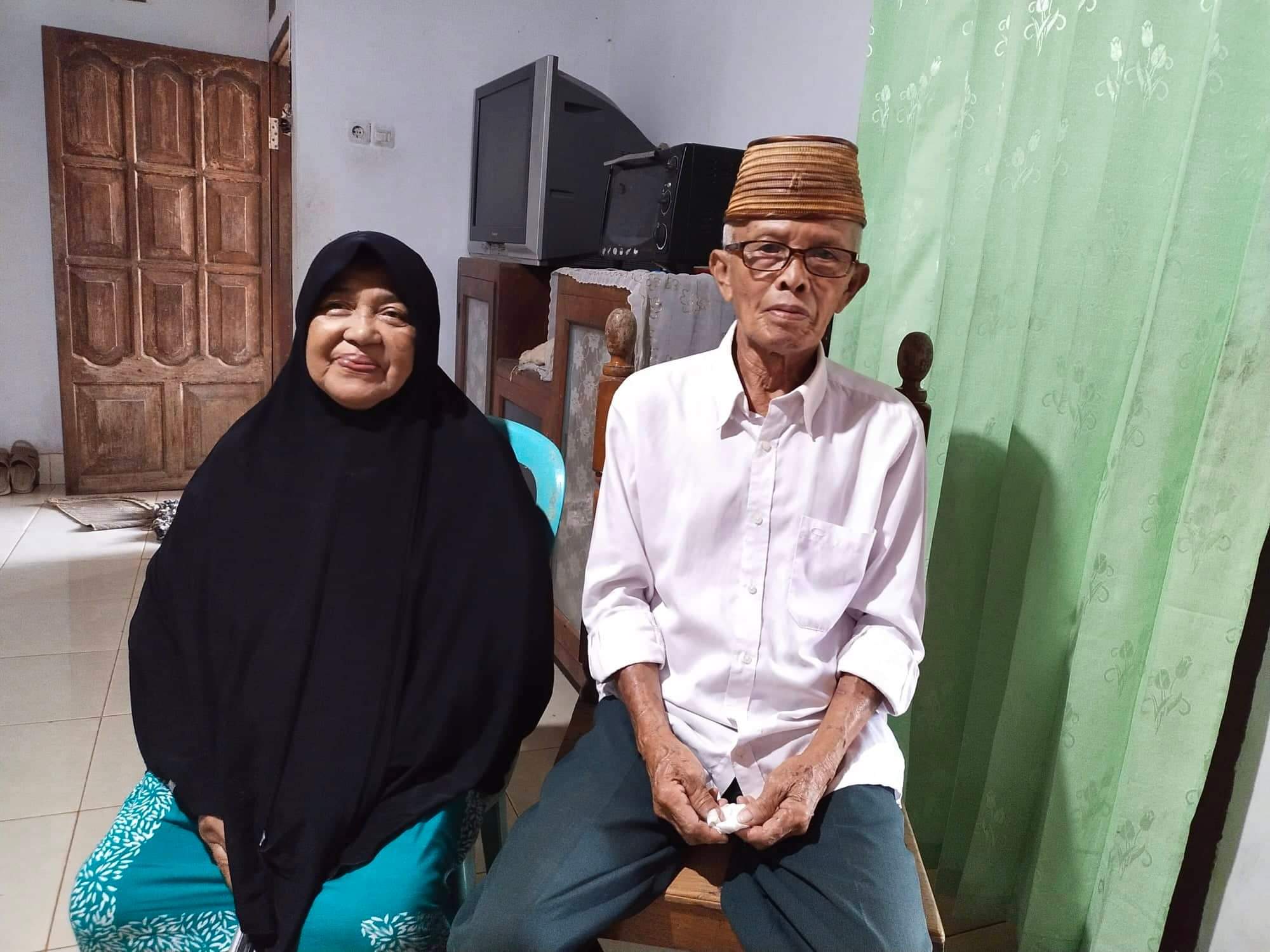 Amiludin Sjafar Bersama Isteri, sebagai Ahli Waris Lahan SMP N 2 Ollot