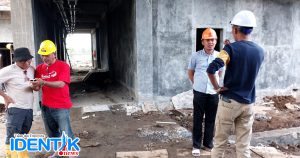 Kristanto Nani Saat Meninjau Pekerjaan Pembangunan RS Pratama Kabupaten Bolmut 