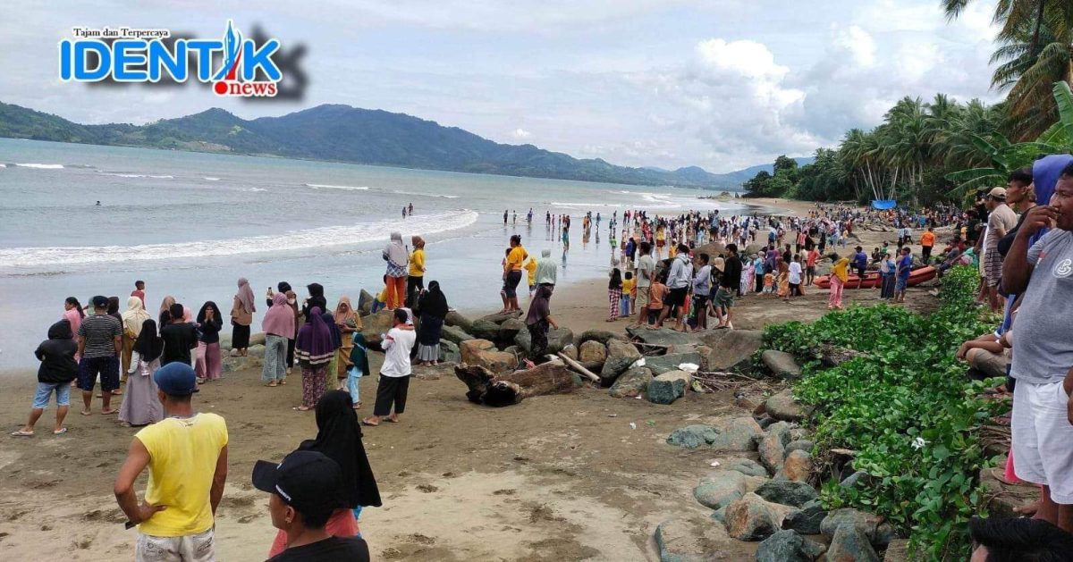 Ratusan Warga Padati Pantai Lokasi Hanyutnya Marwah Yusuf, Berdoa Agar Segera Ditemukan