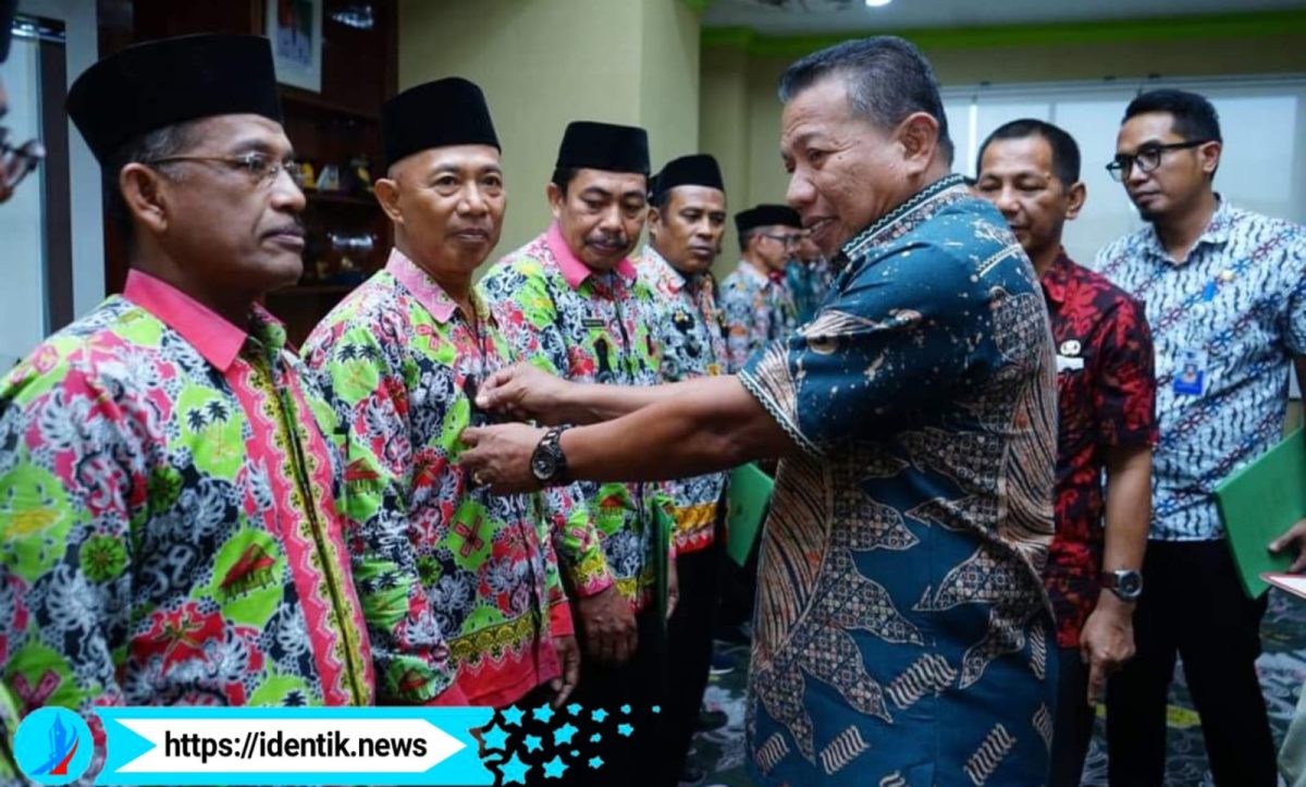 Bupati Bolmut Depri Pontoh Saat Menyerahkan SK ke 15 Penjabat Sangadi di Bolmut