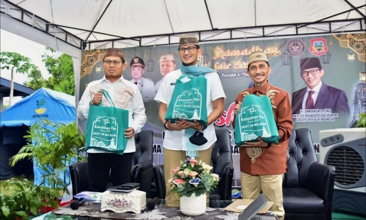 Menparekraf Sandiaga Uno didampingi Gubernur Gorontalo Hendra Noer dan Bupati Gorontalo Nelson Pomalingo mengatakan pelaku UMKM di Gorontalo jemput peluang di tahun politik