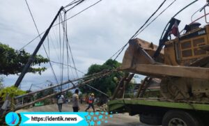 Kecelakaan Yang Menyebabkan Robohnya Tiang Listrik Disebut Gegara Pekerjaan Tambal Sulam Aspal