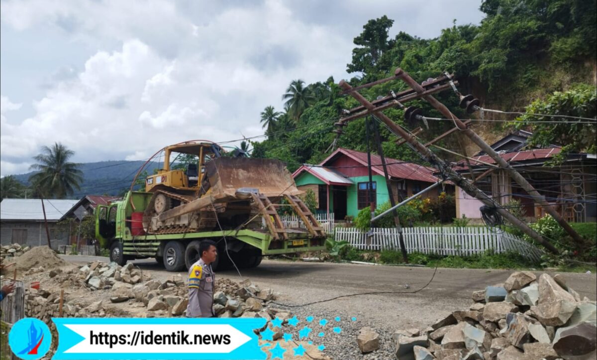 Tiang Listrik Roboh Tersangkut Tronton di Jambusarang Bolmut