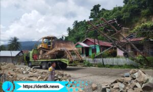 Breaking News: Tiang Listrik di Jambusarang Bolmut Roboh Tersangkut Tronton