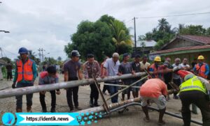 Tronton Penyebab Robohnya Tiang Listrik di Bolmut, Dikawal Dua Anggota TNI