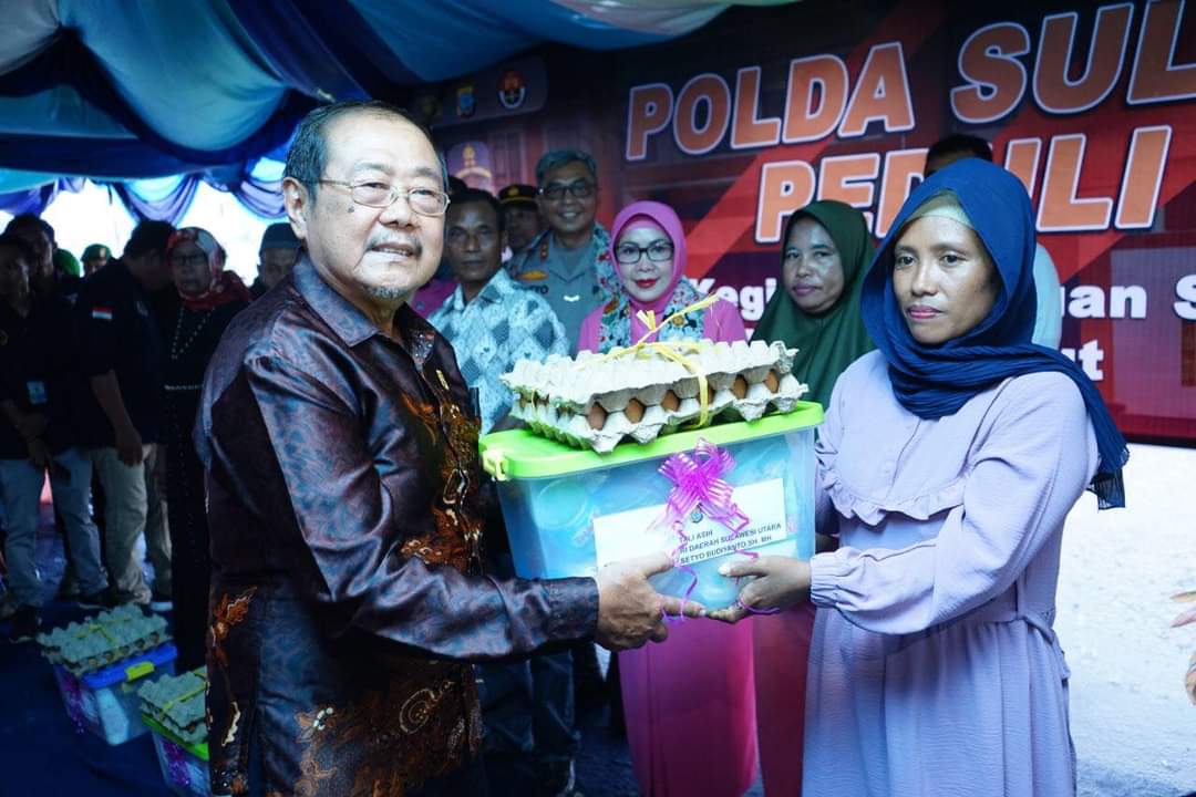 Ketua DPRD Bolmut Frangky Chendra ikut menyerahkan bantuan kepada masyarakat bersama Kapolda Sulut