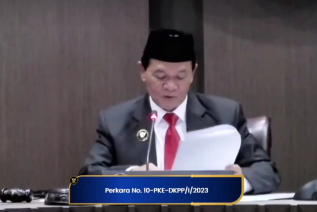 Ketua DKPP Heddy Lugito saat membacakan putusan terhadap KPU Sulut, KPU Kabupaten Sangihe dan Anggota KPU RI