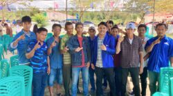 Fikri Gam bersama para pendukungnya usai mendaftarkan Bacaleg di KPU Bolmut