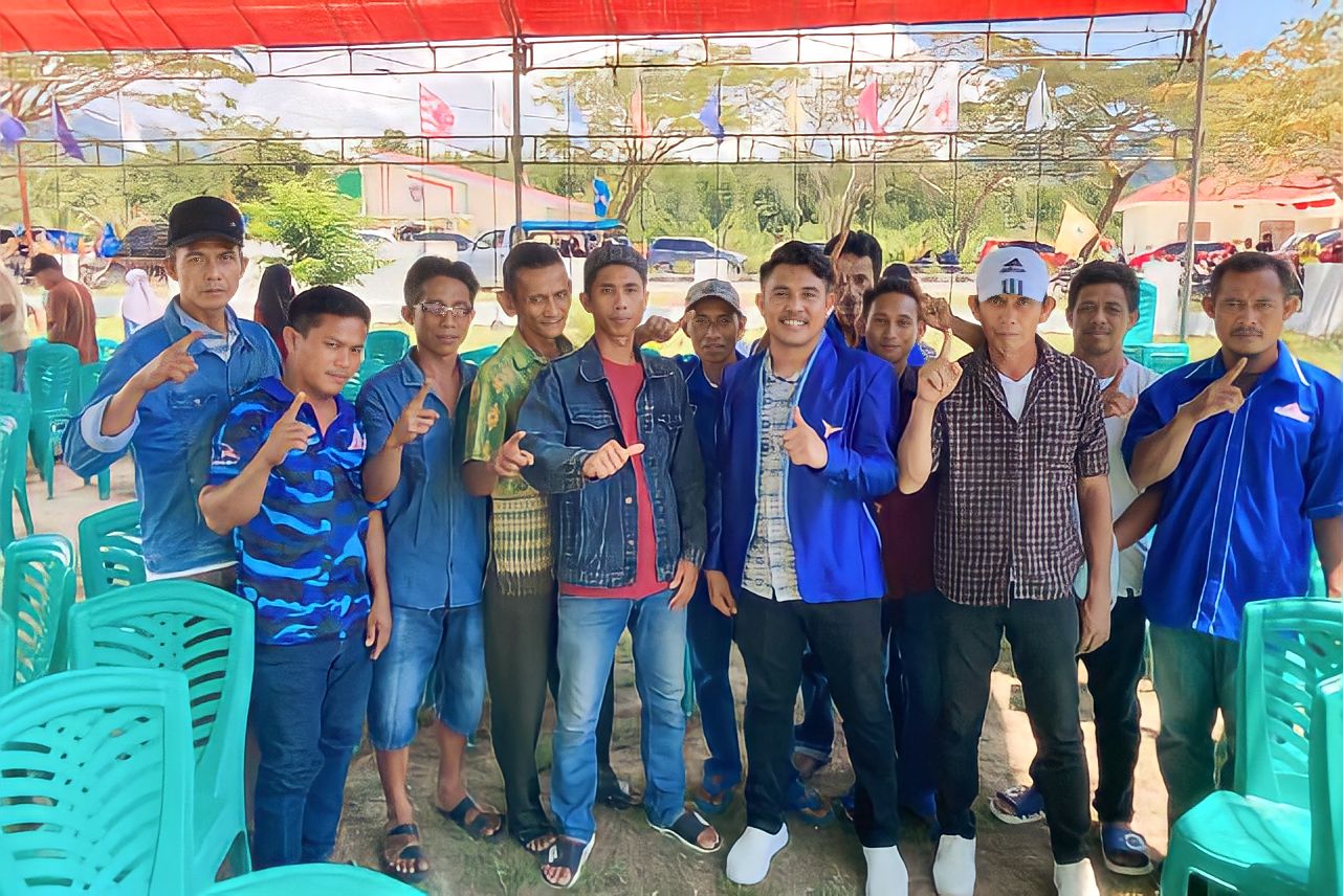 Fikri Gam bersama para pendukungnya usai mendaftarkan Bacaleg di KPU Bolmut