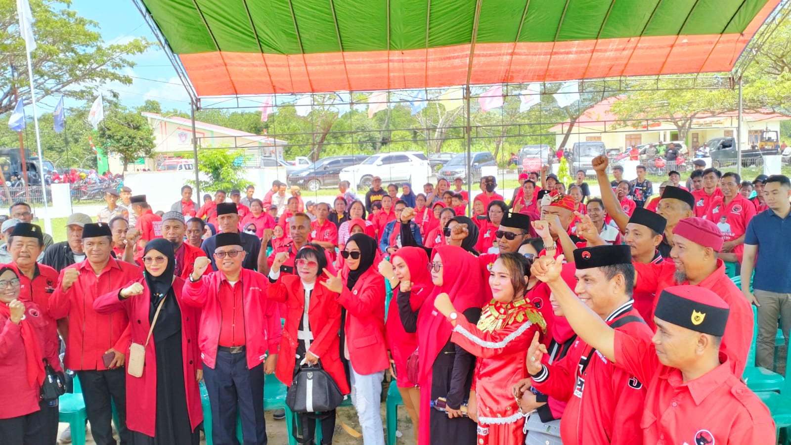 Jajaran Pengurus PDI Perjuangan se-kabupaten Bolmut saat mendatangi KPU Bolmut untuk mendaftarkan Bacaleg 2024, termasuk Meidi Pontoh 