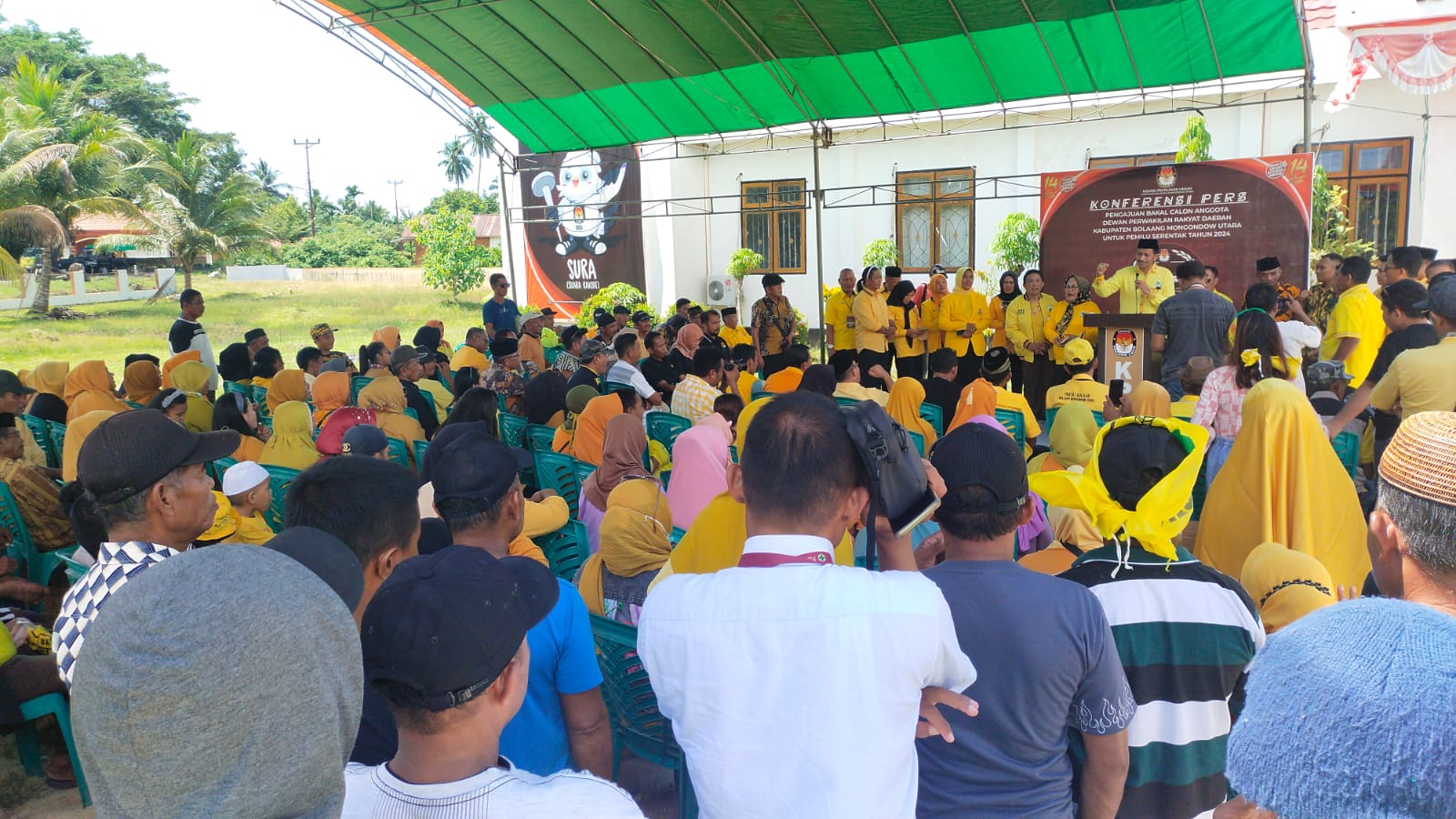 Ratusan pendukung dan simpatisan Golkar Bolmut saat mengantar Bacaleg di KPU Bolmut 