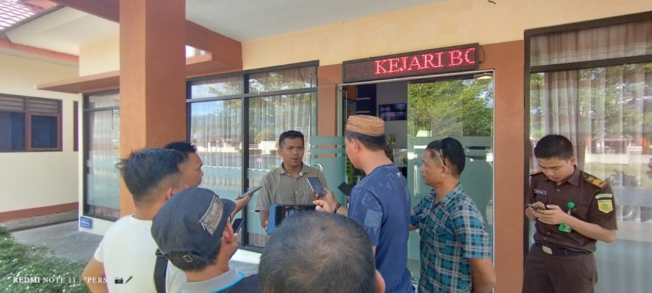 Ketua LP-KPK Fadli Alamri saat bersua awak media di halaman Kejari Bolmut 