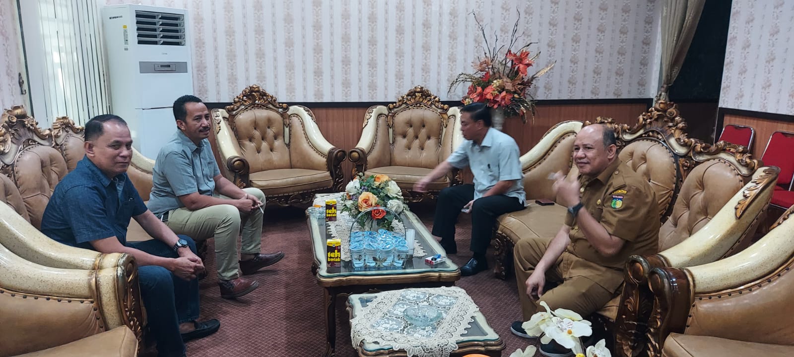 Rombongan DPRD Bolmut disambut oleh Ketua DPRD Kota Palu dan Sekretaris DPRD Kota Palu pada Studi Tiru 