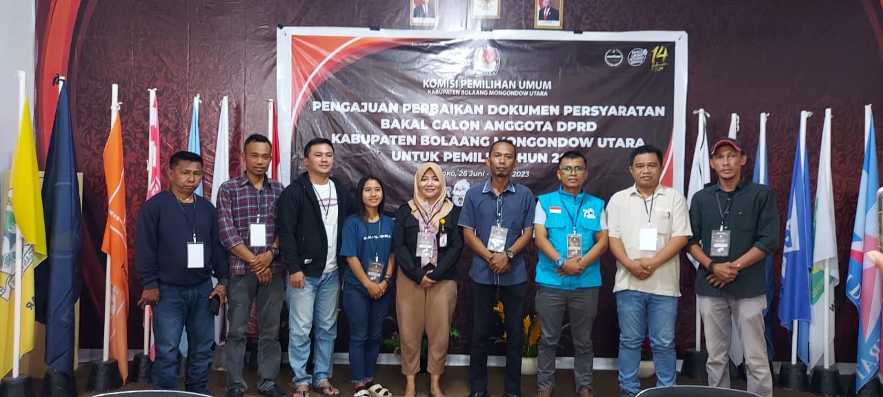 Jajaran KPU Bolmut dan Pengurus Partai Gelora Kabupaten Bolmut usai melaksanakan penyerahan dokumen perbaikan pengajuan Bacaleg 