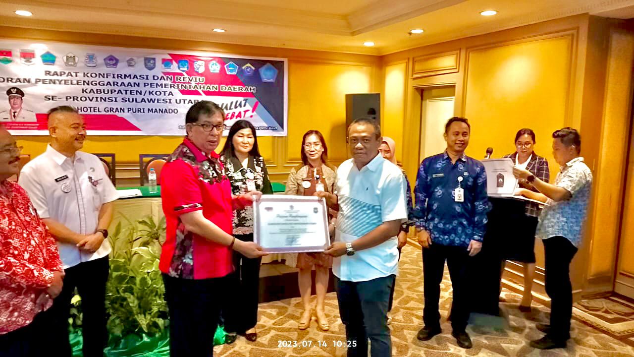 Indra Syafri Lauma saat menerima piagam penghargaan atas evaluasi LPPD 2021 oleh Kemendagri di Manado