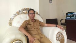 Kadis Nakertrans Bolmut Abdul Muis Suratinoyo saat ditemui diruang kerjanya perihal lepas tangan atas pekerja asal Bolmut di PT IWIP