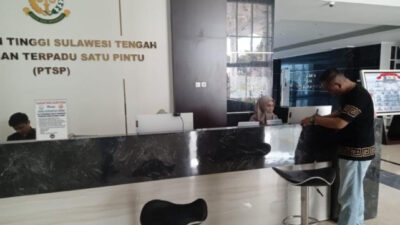 Koordinator Wilayah Indonesia Timur LSM Kibar, Hengki Maliki saat melapor di Kejaksaan Tinggi Sulawesi Tengah