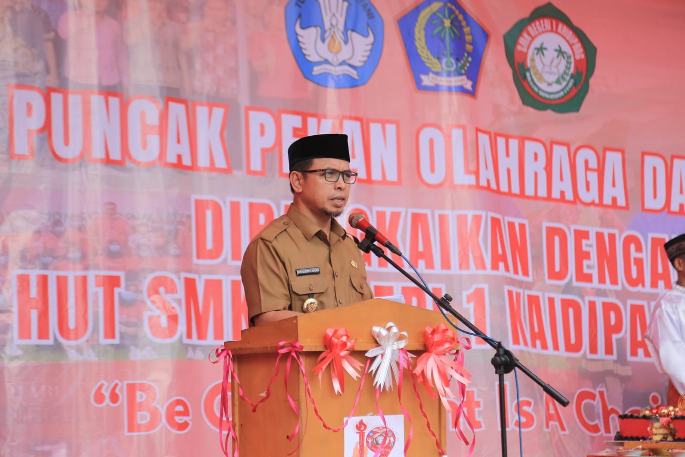 Penjabat Bupati Bolmut Sirajudin Lasena saat menyampaikan sambutannya di HUT Ke-19 SMKN 1 Kaidipang