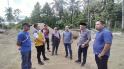 Komisi III DPRD Bolmut Saat Meninjau Pekerjaan Jembatan Gantung Goyo