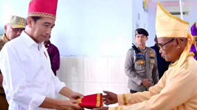 Presiden Jokowi saat Disematkan Gelar Adat oleh Dewan Adat Kepulauan Talaud