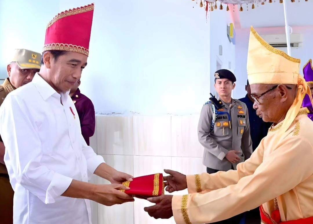 Presiden Jokowi saat Disematkan Gelar Adat oleh Dewan Adat Kepulauan Talaud