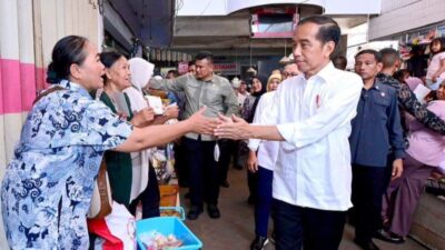 Jokowi Saat Mengunjungi Pasar di Banyuwangi, Jawa Timur. Setelah itu ke Sulut