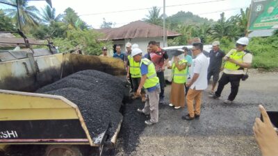 Pengecekan Suhu Aspal oleh Komisi III DPRD Bolmut didampingi pihak Dinas PUTR Bolmut