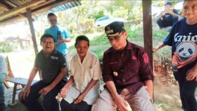 Pj Bupati Bolmut Sirajudin Lasena Bersama Kartini Tahulending Penerima Bantuan Rumah Layak Huni