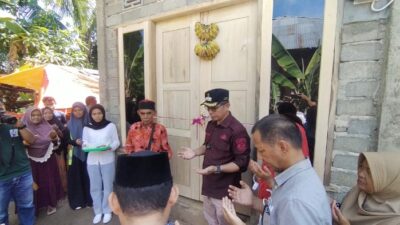 Pj Bupati Bolmut Sirajudin Lasena saat resmikan rumah layak huni di Kecamatan Kaidipang dan Pinogaluman