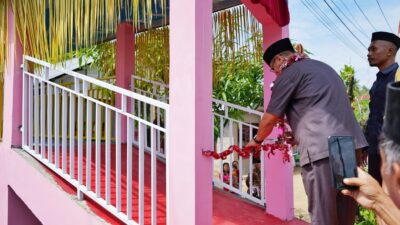 Pengguntingan pita jembatan Shiratal Mustaqim di Desa Bohabak IV oleh Pj Bupati Sirajudin Lasena