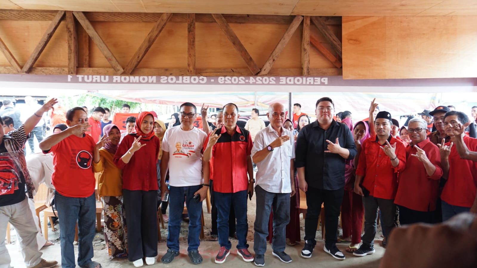 Kampanye Dialogis PDI Perjuangan di Desa Jambusarang Kecamatan Bolangitang Barat Kabupaten Bolmut Christoffel Buhang menyebut Konstitusi adalah Panglima
