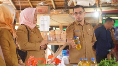 Pj Bupati Bolmut Sirajudin Lasena saat meninjau harga Bahan Pokok di Pasar Rakyat Boroko