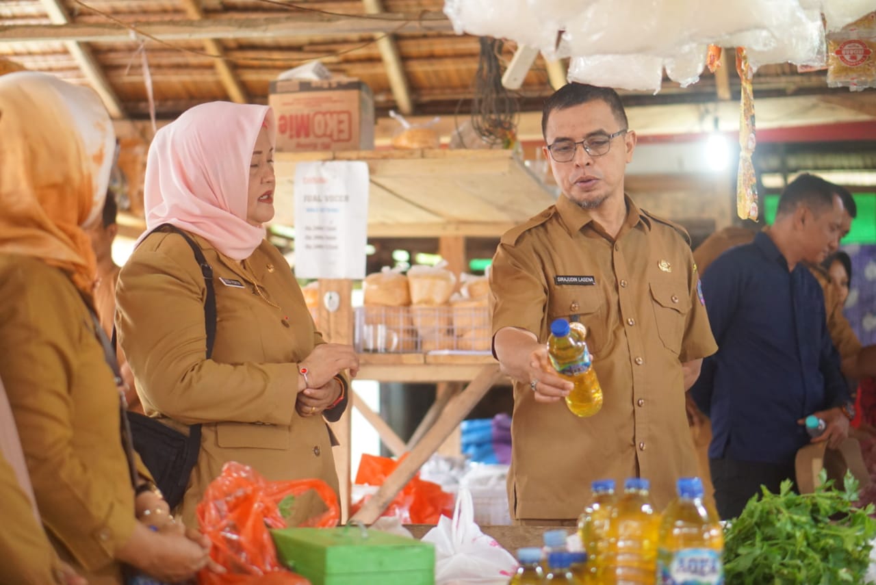Pj Bupati Bolmut Sirajudin Lasena saat meninjau harga Bahan Pokok di Pasar Rakyat Boroko