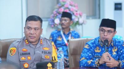 Kapolres Bolmut AKBP Juleigtin Siahaan (kiri) dan (kanan) Pj Bupati Bolmut Sirajudin Lasena saat rapat evaluasi APBD 2024