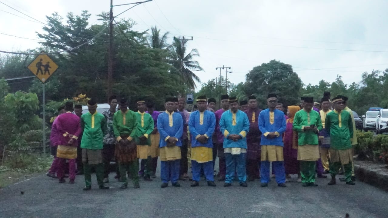 Para Camat dan Sangadi menggunakan pakaian adat "Totapi" saat mau memberikan kabar ke Bupati "Kidoni Ombu Pangulu"