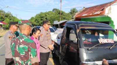 Kapolres Bolmut AKBP Juleigtin Siahaan Bersama Ketua Bhayangkari Ny Yulia Juleigtin Siahaan, Danramil Kaidipang dan Wakapolres Bolmut saat membagikan takjil kepada pengguna jalan raya