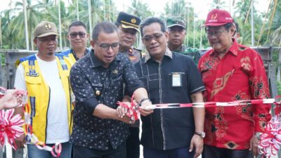 Pengguntingan Pita dalam rangka peresmian Jembatan Gantung goyo, yang merupakan penantian panjang oleh masyarakat sekitar